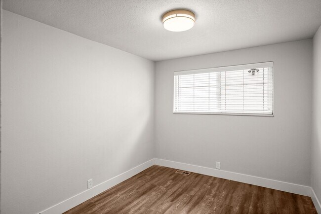 Building Photo - Lovely 3 Bedroom 1.5 bath Milwaukie Charmer.