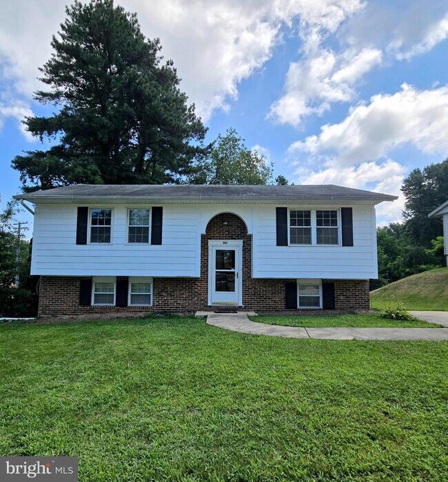 Building Photo - 901 Country Terrace