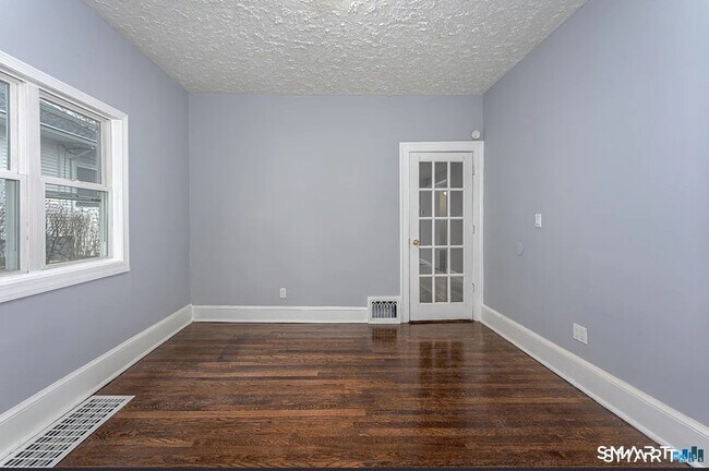 Building Photo - 87 Melrose Ave