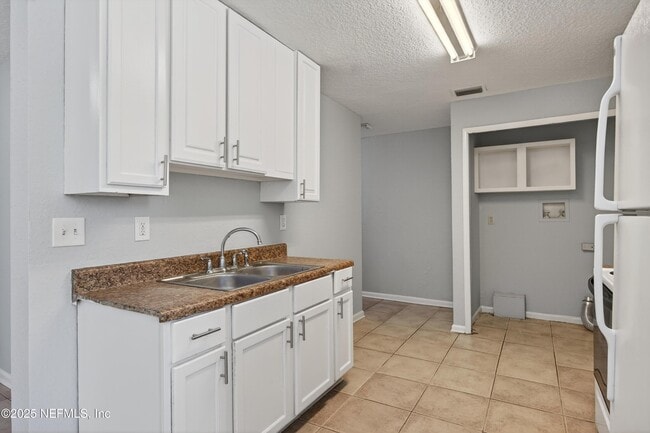 Building Photo - 1011 Glencarin St