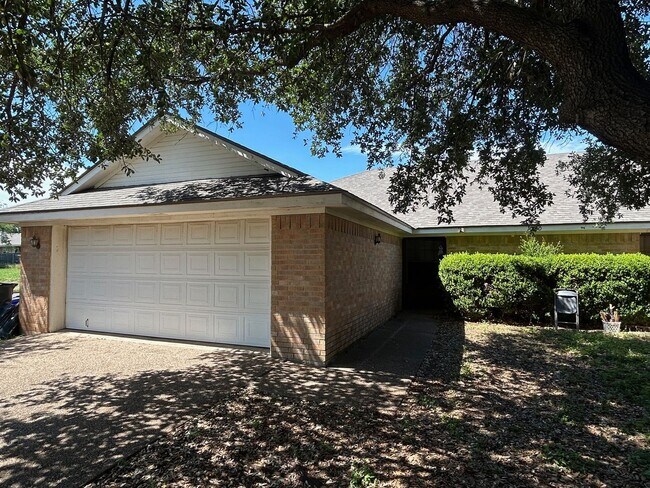 Building Photo - 10100 Valencia Dr