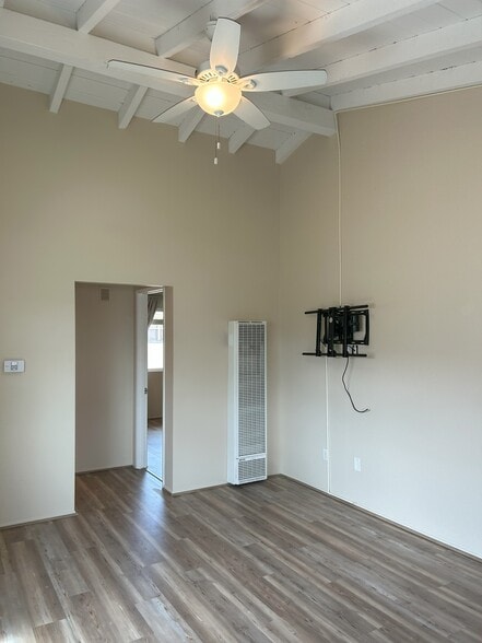 Living area - 3080 Lincoln St
