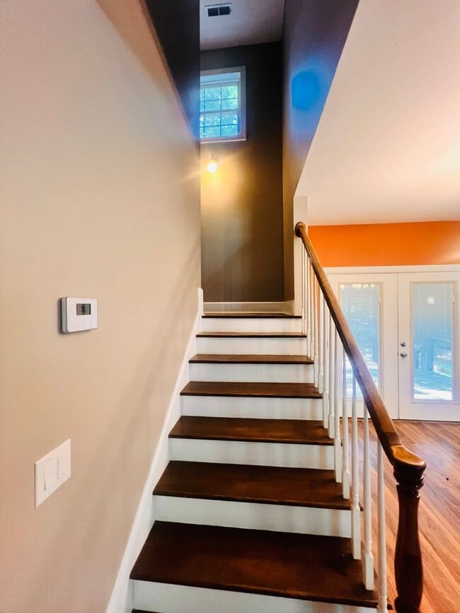 Building Photo - Tucked Away 3 Bedroom Gem on Private Road ...