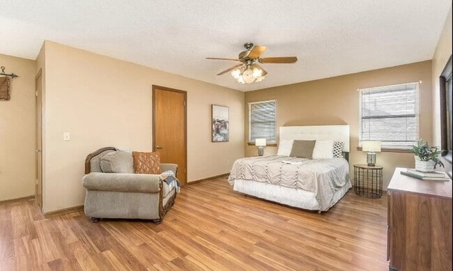 Building Photo - AVAILABLE TODAY - Beautiful 4BD/4BA Low-Ma...
