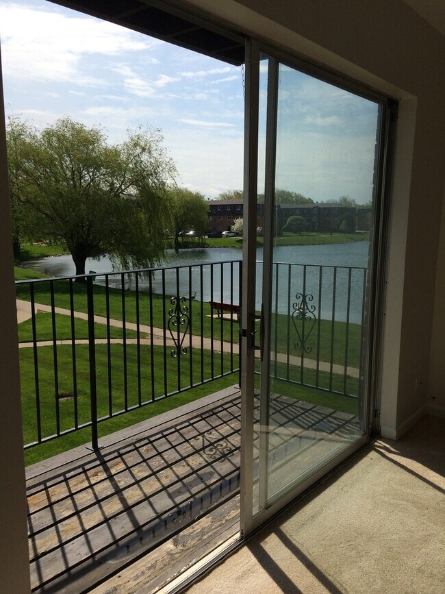 Building Photo - 9461 Bay Colony Dr