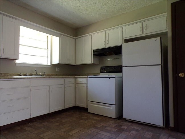 Building Photo - 3061 Overland Dr