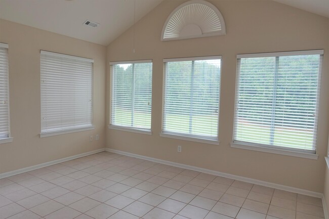Building Photo - 303 Heritage Club Dr
