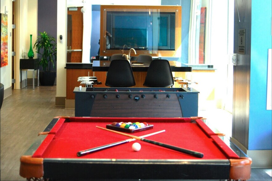 Building Photo - 300 S Church St