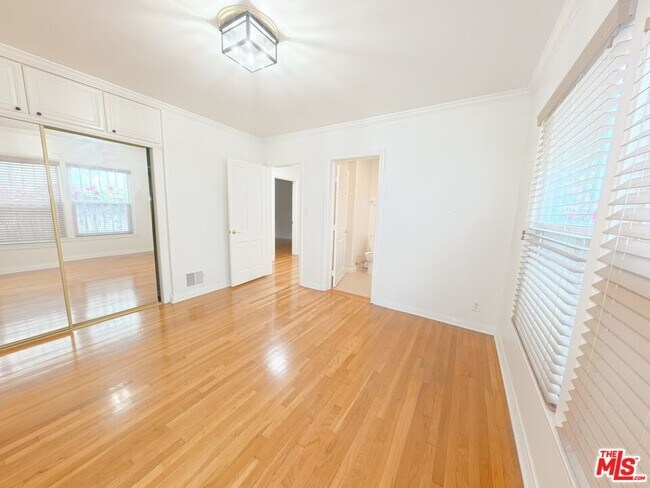 Building Photo - 442 Kelton Ave