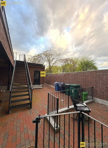 Building Photo - 464 Beacon St