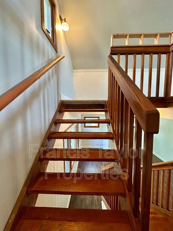 Building Photo - 441 E 7th Ave