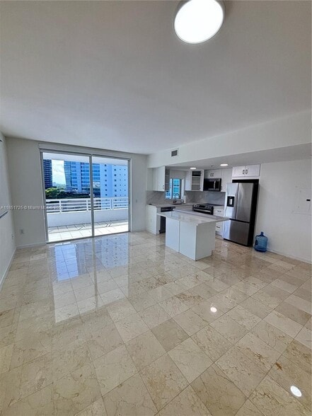 Building Photo - 1402 Brickell Bay Dr
