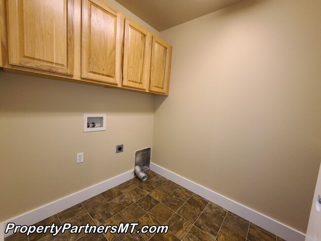 Building Photo - Beautiful 3 Bed 2.5 Bath Town house with A...
