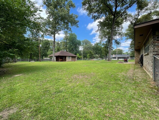 Building Photo - 9103 Dogwood Trail