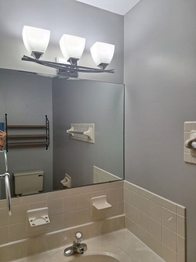 Building Photo - 4bd/3 bath located in desirable neighbor i...