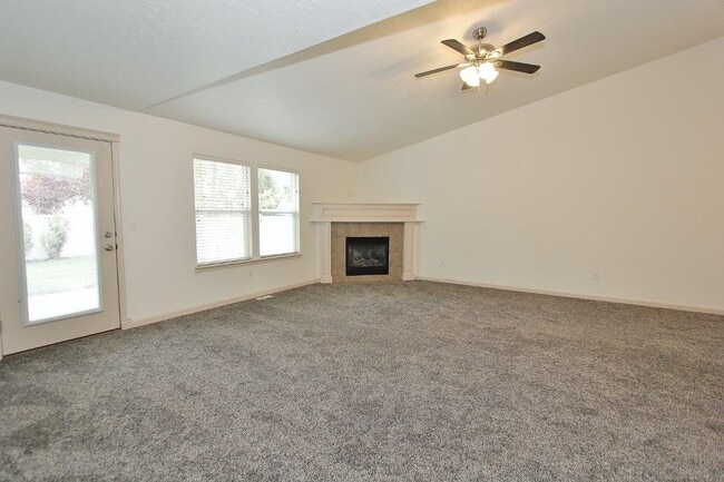 Building Photo - Spacious Craftsman Style Home
