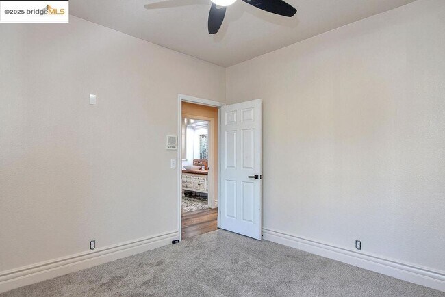 Building Photo - 5580 Edgeview Dr