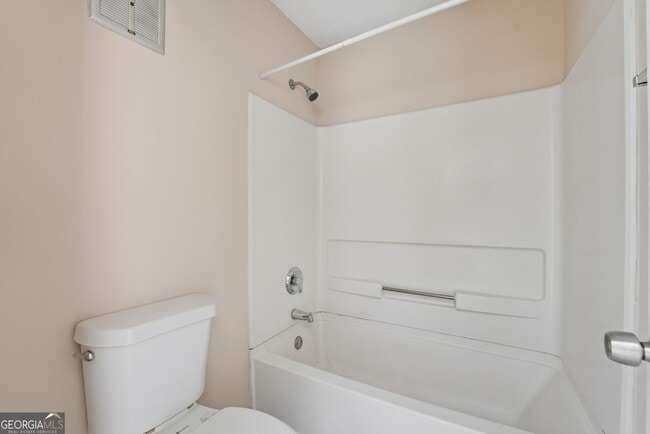 Building Photo - 293 Country Club Dr