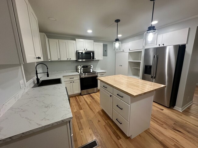 Building Photo - 3 Bedroom 2 Bathroom Spilt Unit in Wilmington