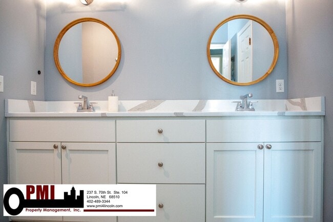 Building Photo - 2 Bedroom, 1.5 Bathroom Single Unit for Rent at Historic WaterPark