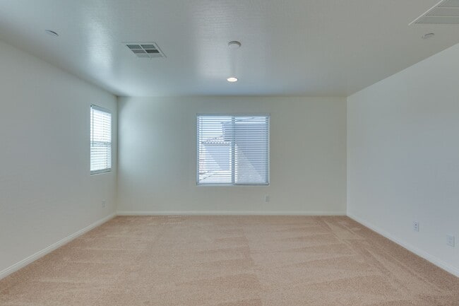 Building Photo - Gorgeous one story 4 bedroom 2 Bathroom Ho...