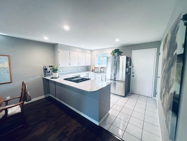 Building Photo - 2 bedroom, 2 bath short term 3-6 month ren...