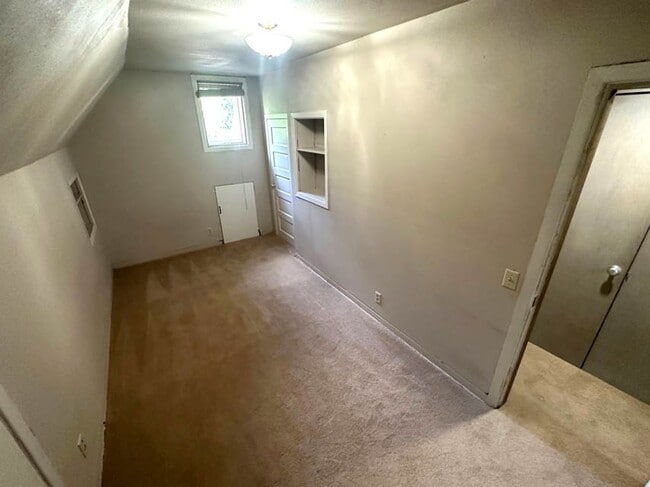 Building Photo - 3 bed 1 bath, Month to Month in the middle...