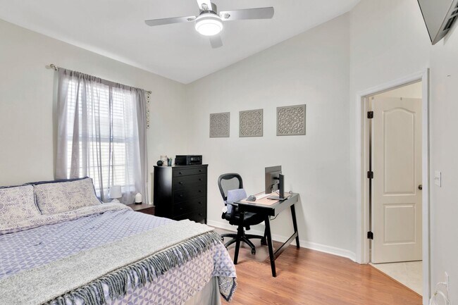 Building Photo - Great Townhouse in Gated Community