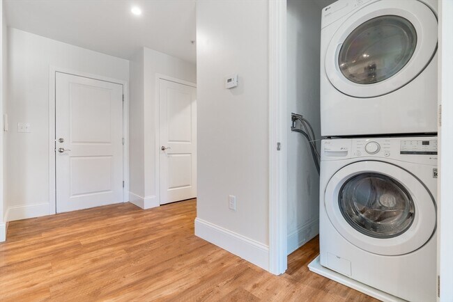 Building Photo - 574-576 State St