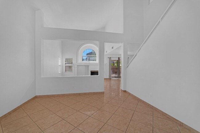 Building Photo - Beautiful 5 Bedroom/3 Bathroom Home in Eas...