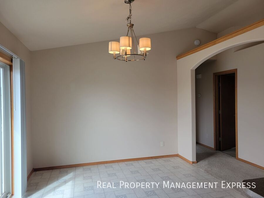 Building Photo - Beautiful 4 Bedroom 2 Bathroom Single Fami...