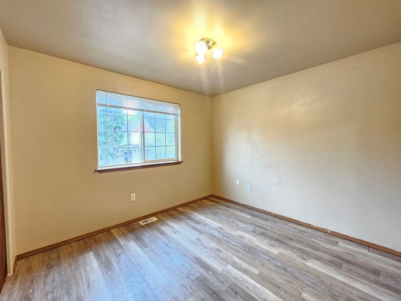 Building Photo - 407 E 8th Ave