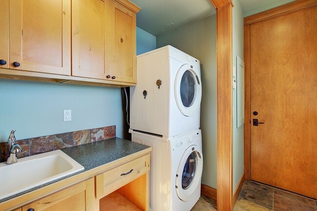 Building Photo - 3bd/3.75ba Sammamish Home