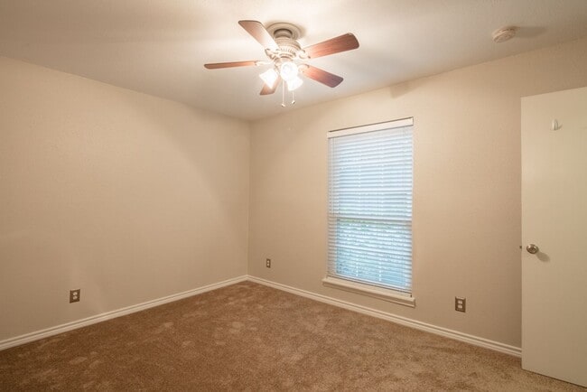 Building Photo - Condo Available for Rent!