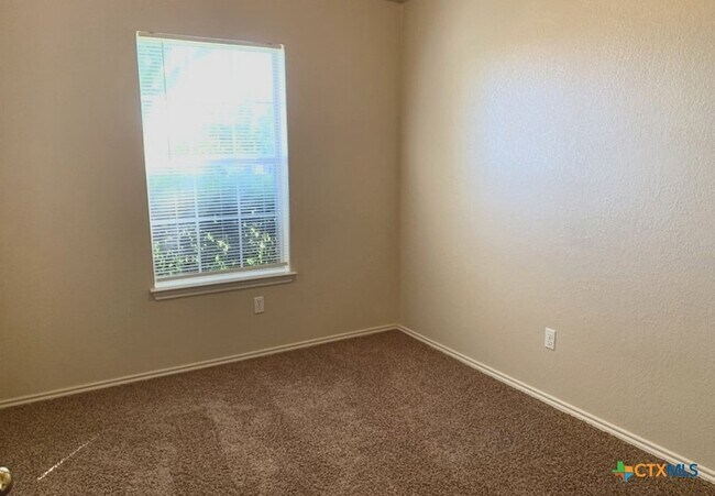 Building Photo - 3405 Carpet Ln