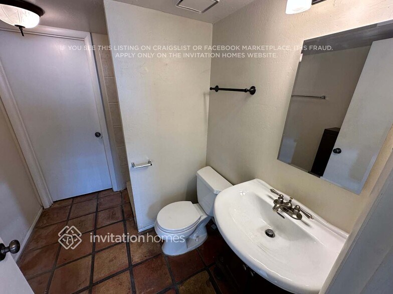 Building Photo - 3725 E Sheridan St