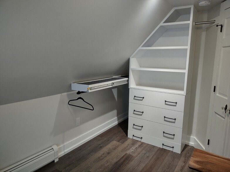 3rd Bedroom with closet storage - 27 Rock St