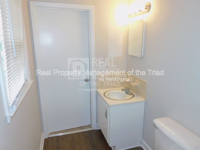Building Photo - 284 Longmeadow Dr