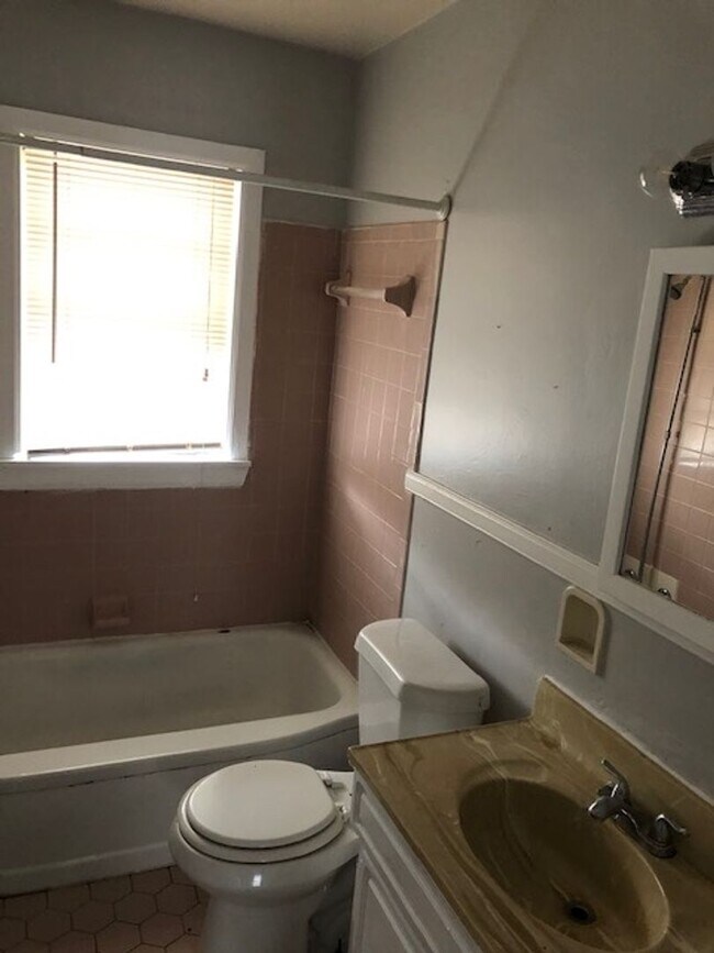 Building Photo - 324 Woodward Rd