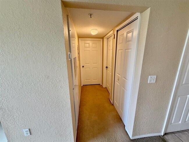 Building Photo - 13917 Fairway Island Dr