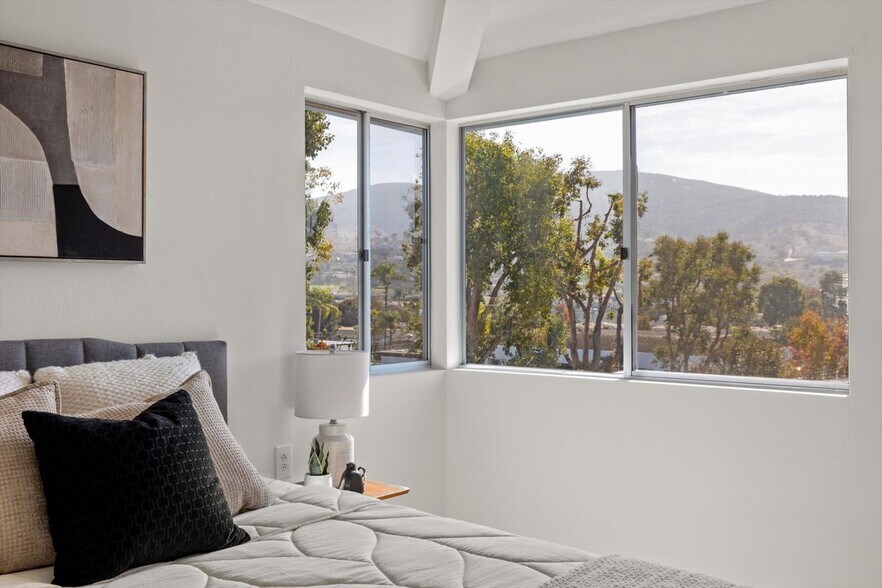 Building Photo - 1560 Circa Del Lago