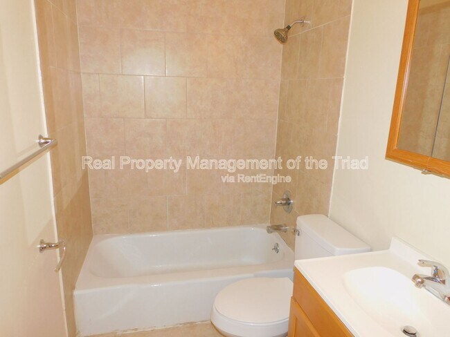 Building Photo - 2405 E Florida St