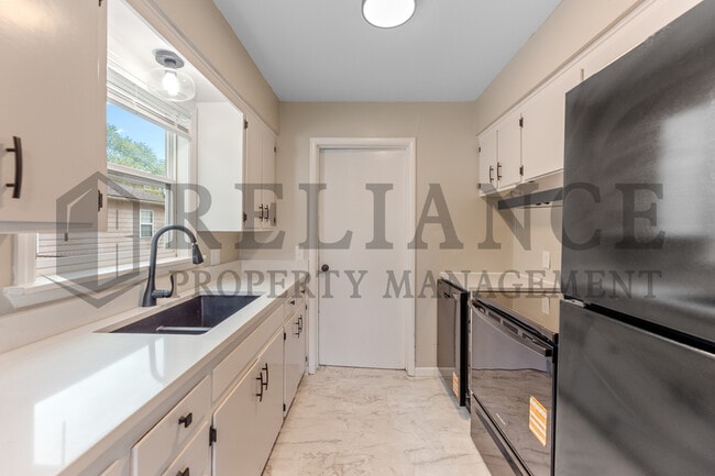 Building Photo - 2210 W Dallas St