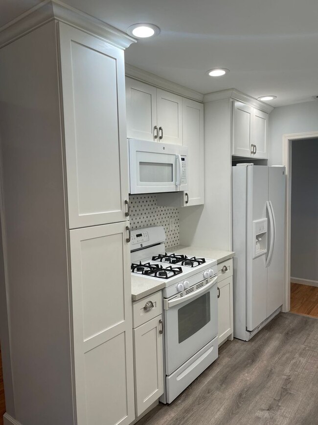 Building Photo - Beautiful Mid Century 3 Bedroom 3.5 Bathro...