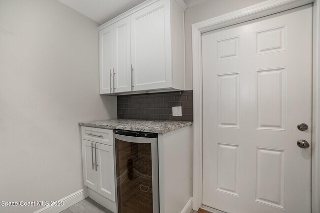 Building Photo - 115 S Indian Cir