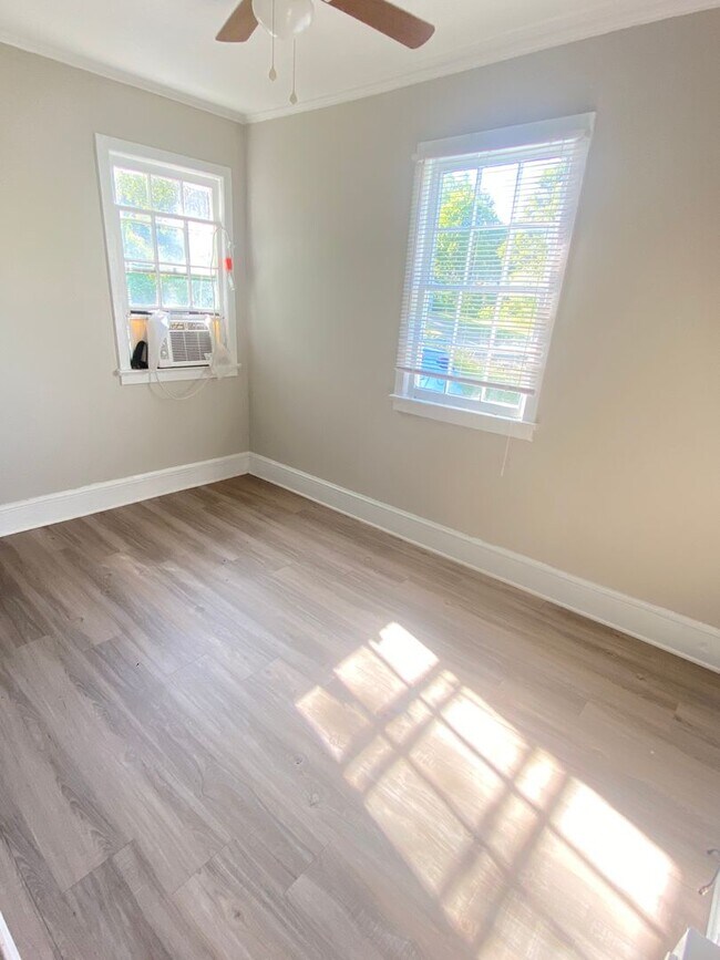 Building Photo - 801 Oval St
