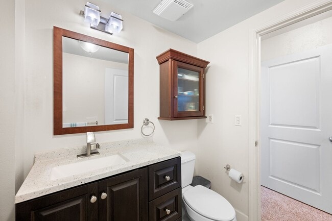 Building Photo - 2 Bed / 2 Bath Bridge-Level Condo with Ocean View & 2 parking stalls