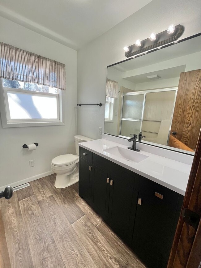 Building Photo - 3 Bed/2 Bath Lakefront Rental Home in Sioux Falls!