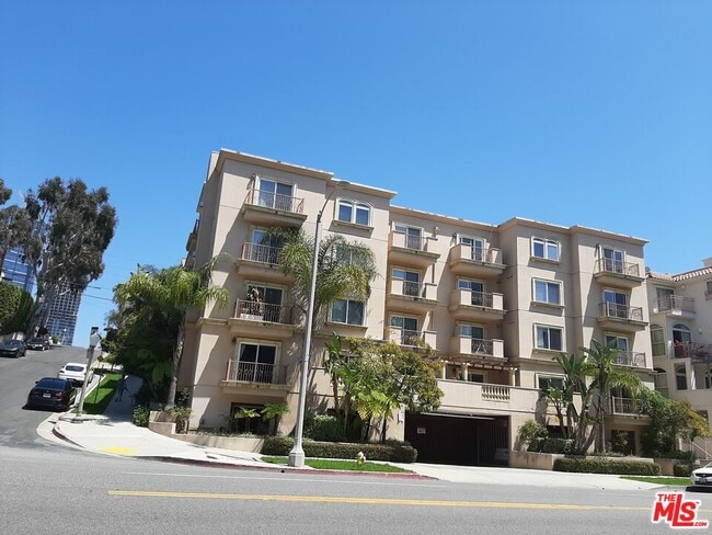 Building Photo - 10390 La Grange Ave