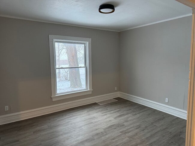 Building Photo - Charming 4-Bedroom Property in Prime Location